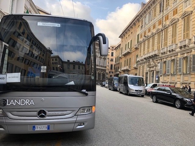Minibus noleggio Genova 20 posti